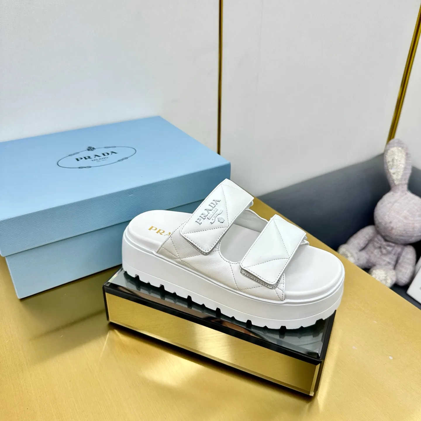 👟👟Ex-factory price 480👟👟 The highest version of Prada's new thick-soled casual sneakers. This sneaker continues the timeless silhouette and is a new classic item. Crafted from leather to enhance style. The style is light, with a triangle buckle logo and a 5CM thick sole. It is suitable for all seasons and can be matched with all kinds of casual styles. In an era where various styles are full of attention, the most long-term companion and the one that captures people's hearts bit by bit is undoubtedly the white shoe. Fabric: Cowhide Lining: Sheepskin Outsole: Original rubber outsole Sole thickness: 5CM Size 35-41